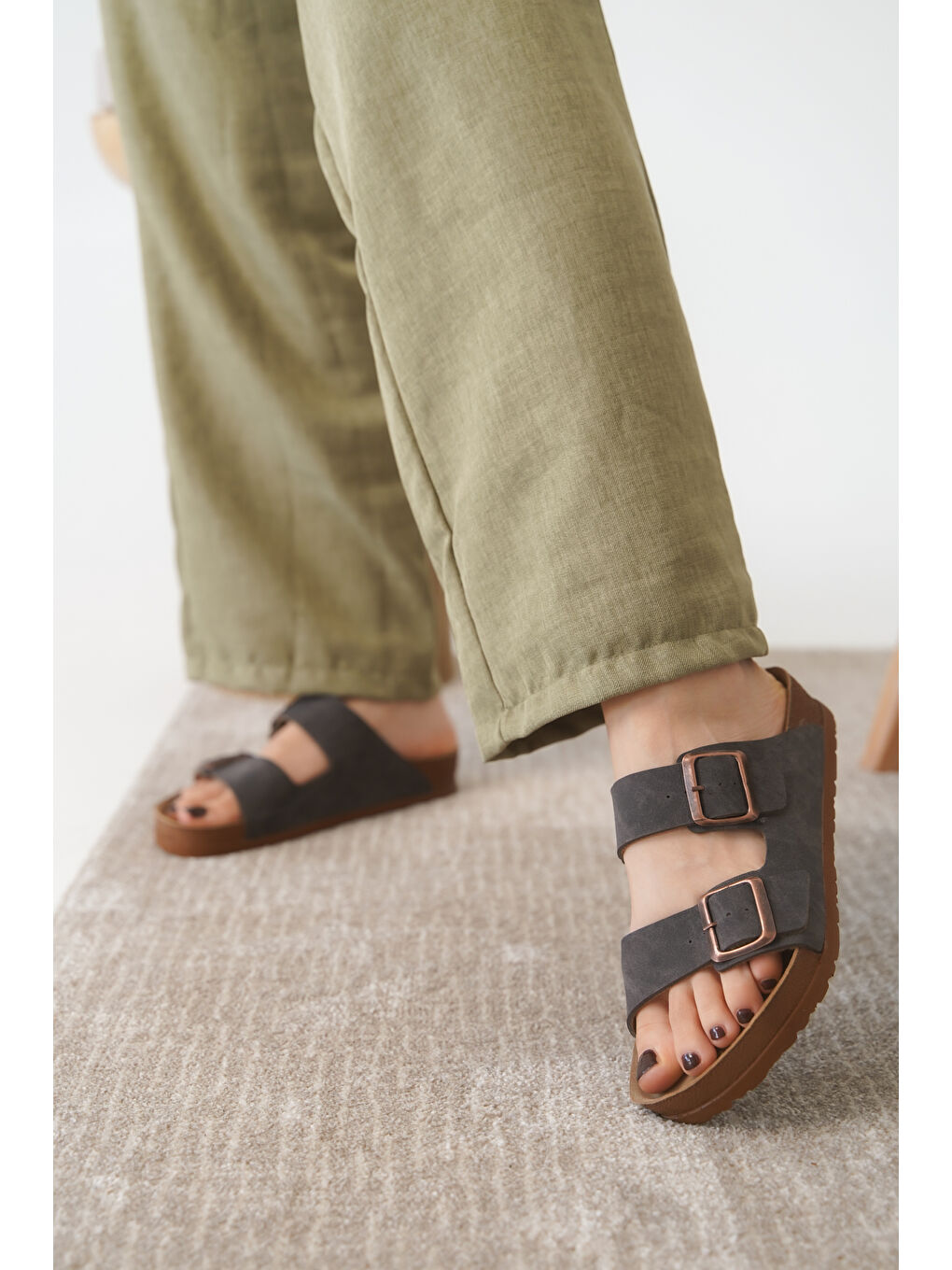 Kahverengi Arizona Günlük Ortopedik Unisex Tokalı Terlik-1