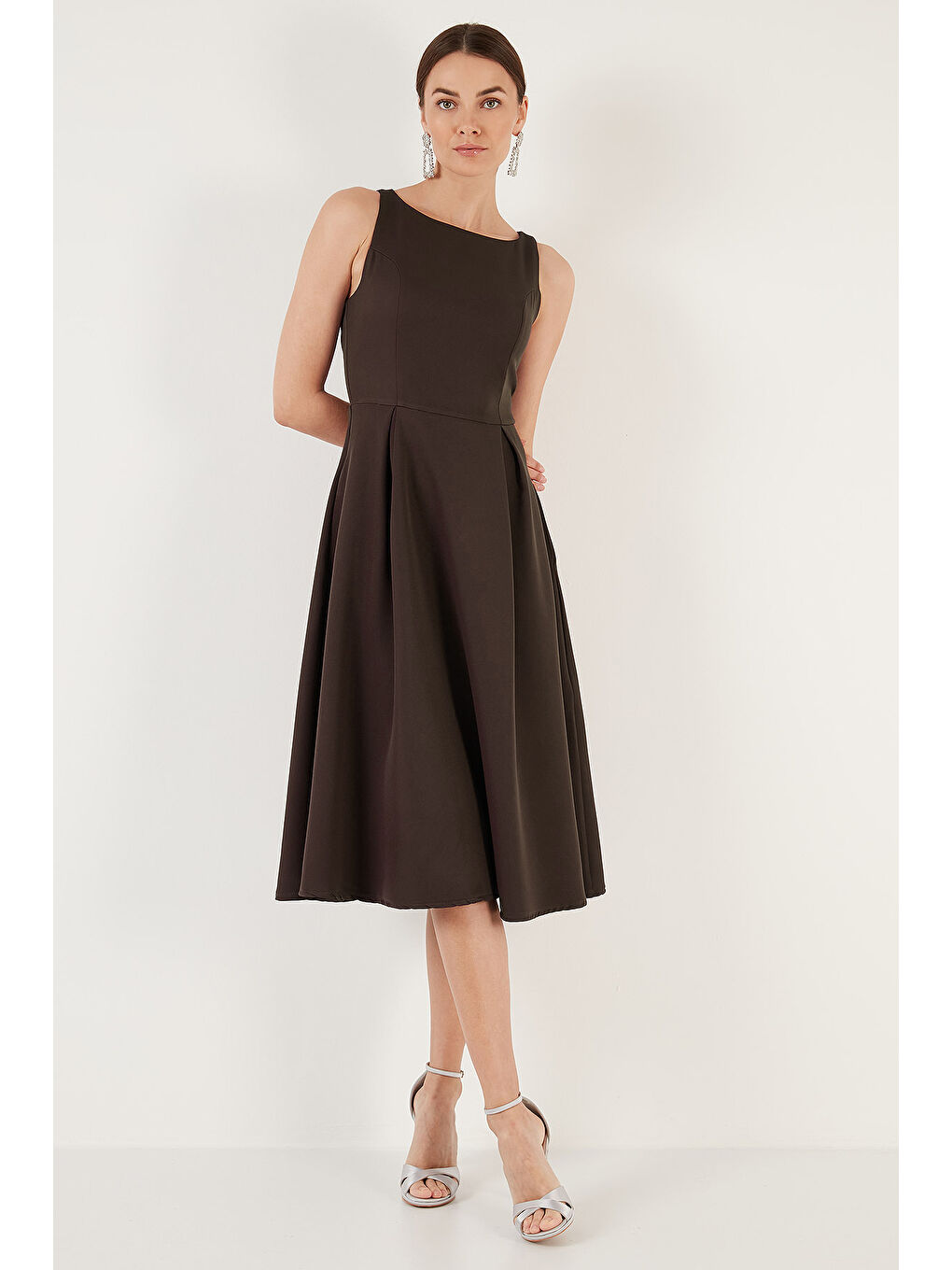 Kahverengi Regular Fit Bisiklet Yaka Cepli Pileli Midi Boy Kadın Elbise 6111963