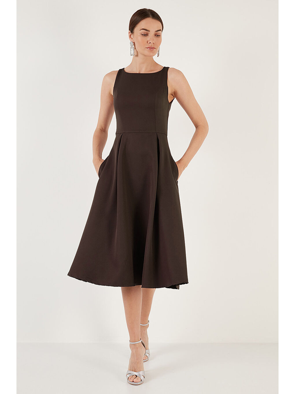 Kahverengi Regular Fit Bisiklet Yaka Cepli Pileli Midi Boy Kadın Elbise 6111963-2