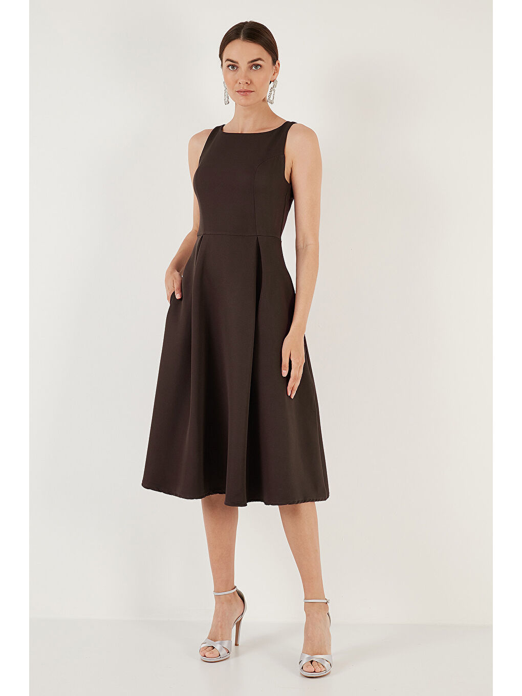 Kahverengi Regular Fit Bisiklet Yaka Cepli Pileli Midi Boy Kadın Elbise 6111963-3