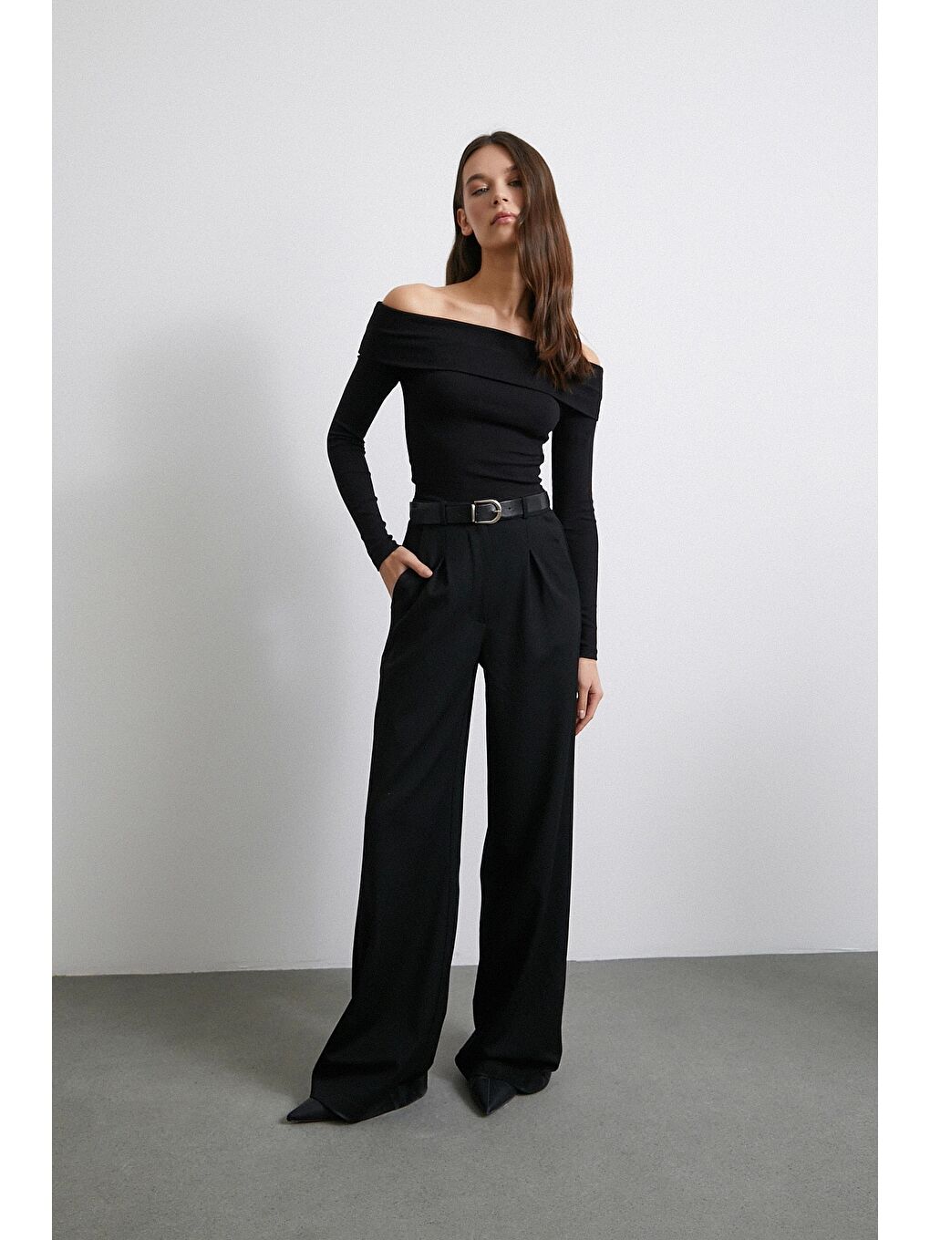 Omzu Açık Kaşkorse Bluz Siyah-1