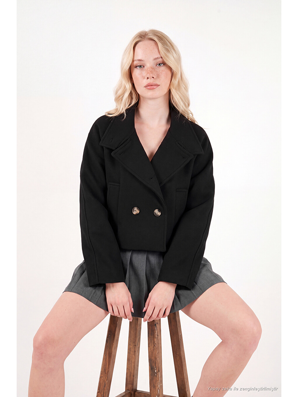 Siyah Dik Yaka Düğmeli Kısa Kadın Kaşe Mont 611aw115-3
