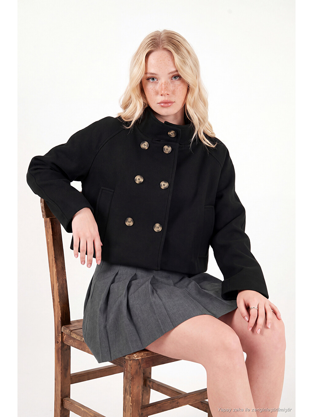 Siyah Dik Yaka Düğmeli Kısa Kadın Kaşe Mont 611aw115-5