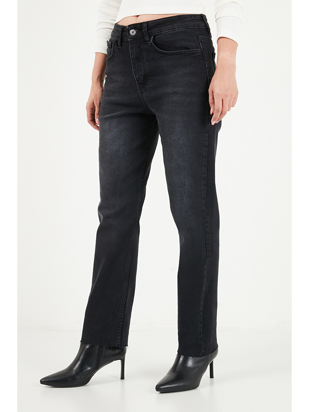 Siyah Pamuklu Yüksek Bel Düz Paça Jeans 7031007-4