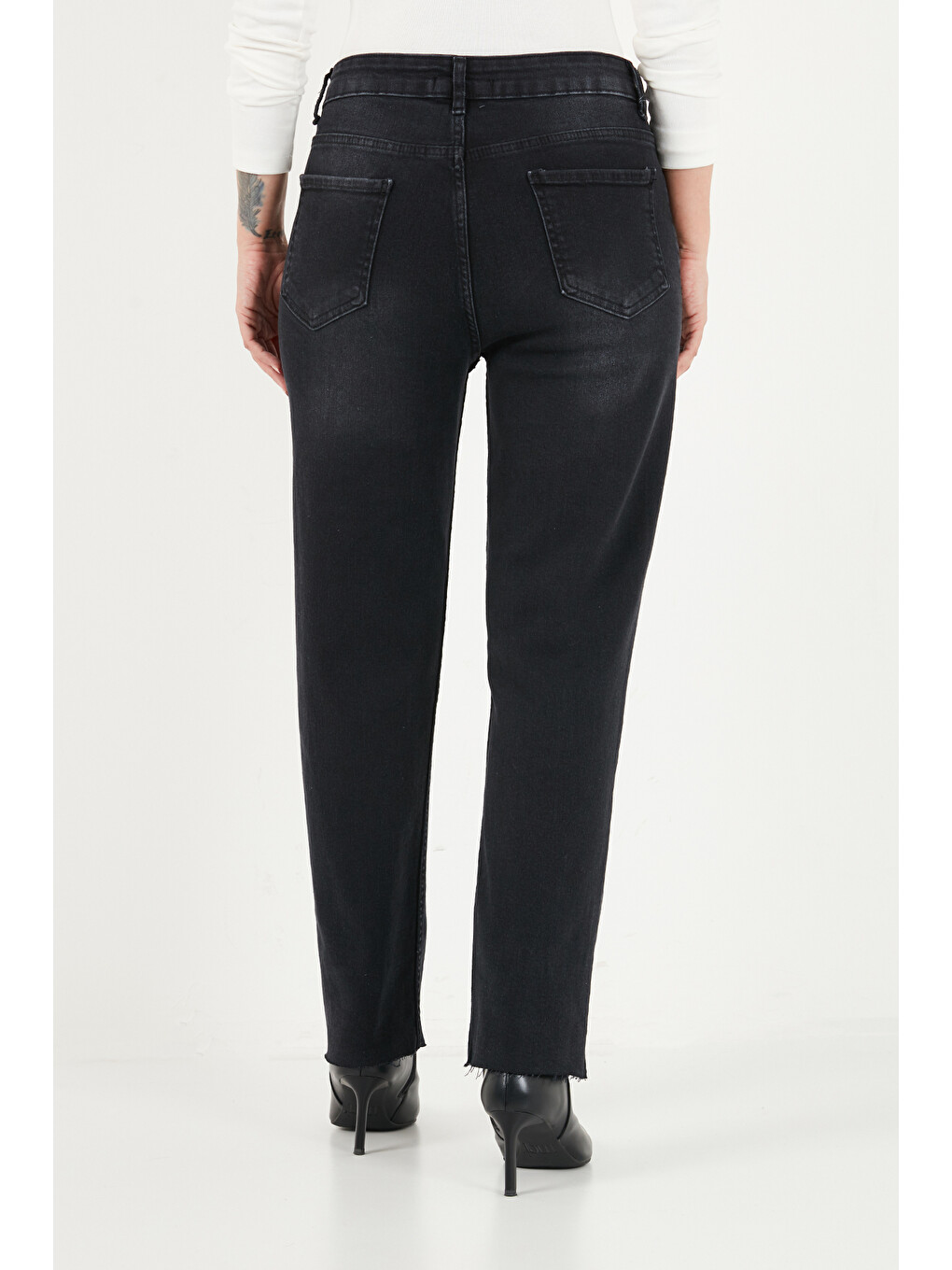 Siyah Pamuklu Yüksek Bel Düz Paça Jeans 7031007-6