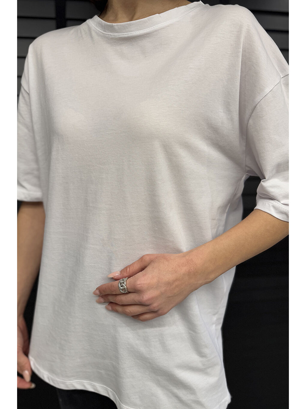 Beyaz Kadın Bisiklet Yaka Oversize Basic Tişört-3