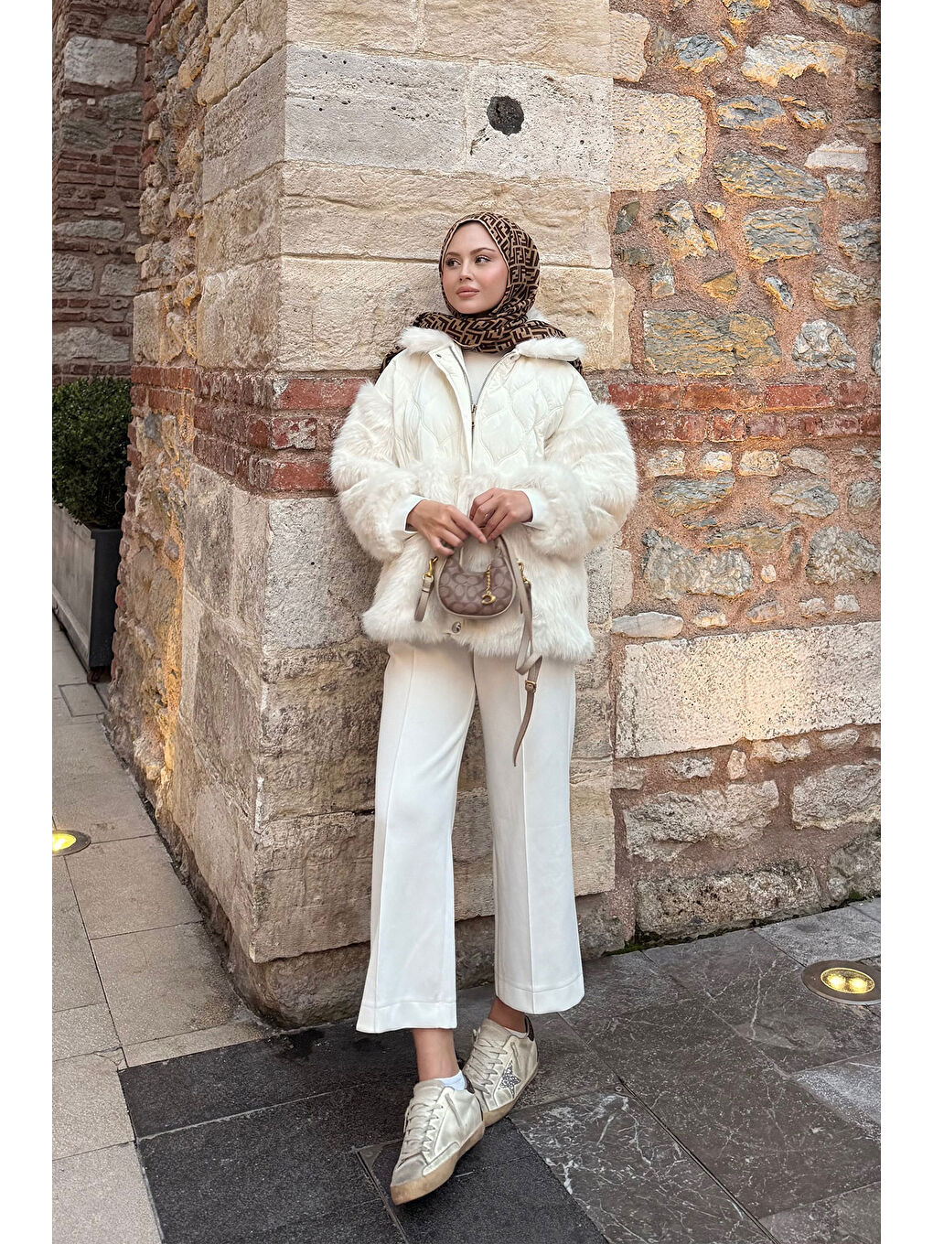 Kadın Kolları Pelüş Detay Mont Beyaz-1