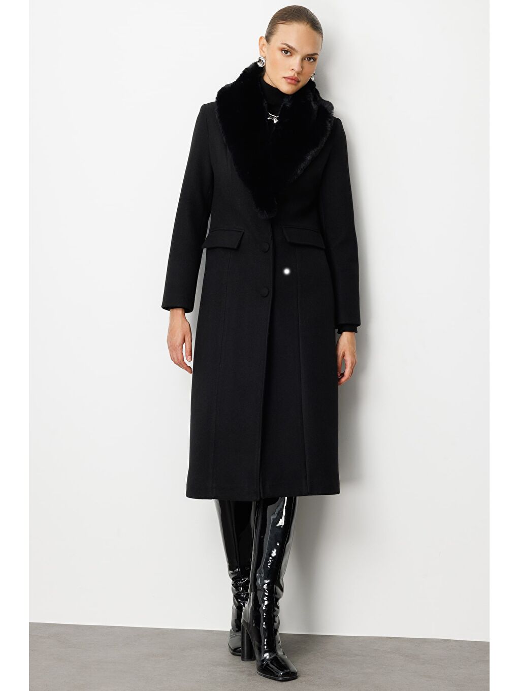 Yakası Kürklü Uzun Siyah Yünlü Kaşe Palto