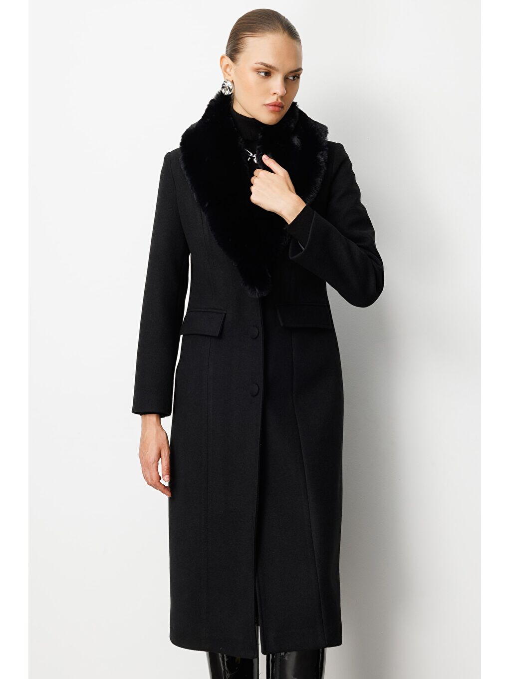 Yakası Kürklü Uzun Siyah Yünlü Kaşe Palto-1