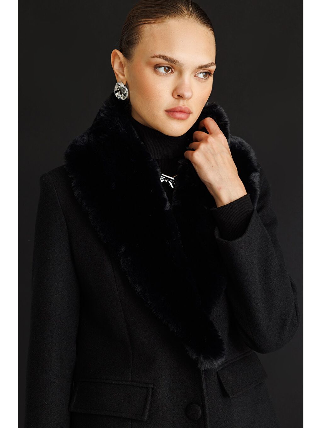 Yakası Kürklü Uzun Siyah Yünlü Kaşe Palto-2