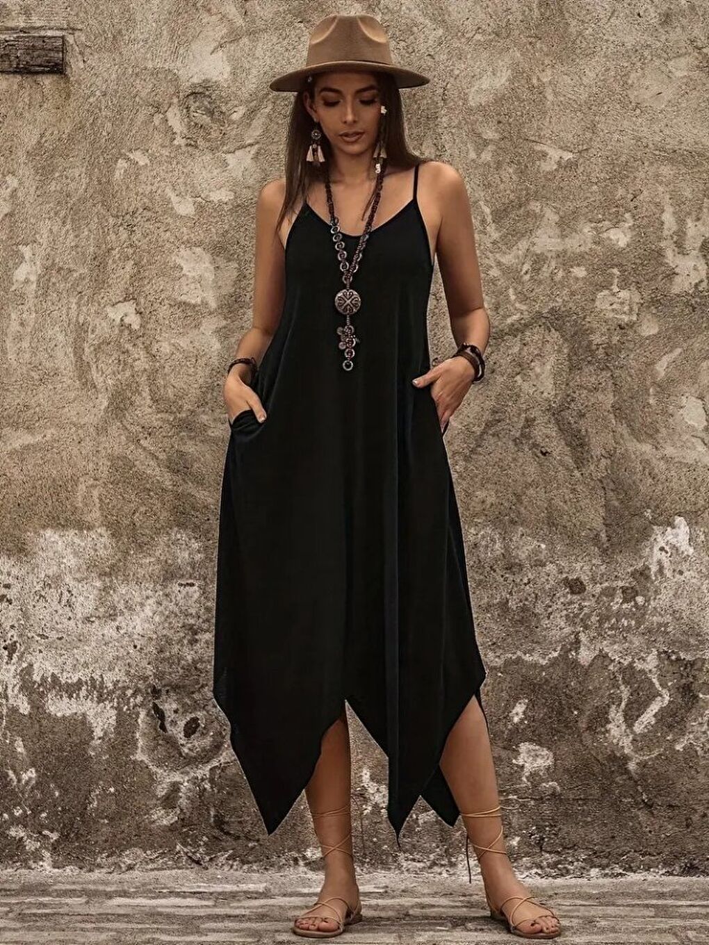 Siyah Kadın Askılı V Yakalı Cep Detaylı Asimetrik Kesim Detaylı Viskon Elbise