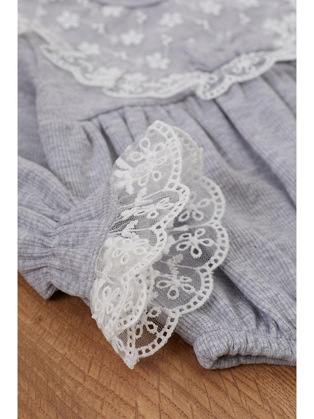 Gri Dantel Detaylı Uzun Kollu Bandanalı Çıtçıtlı Badi 17368-1