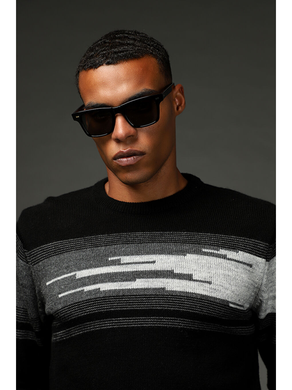 Siyah Bisiklet Yaka Regular Fit Çizgili Triko Kazak-1