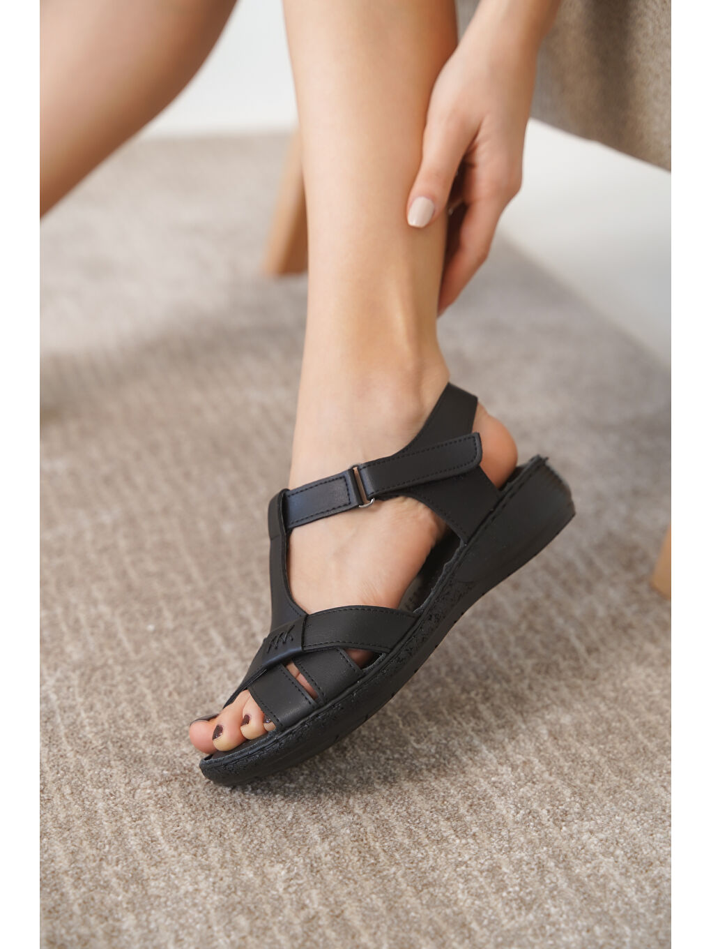 Siyah Loren Hakiki Deri Günlük Ortopedik Kadın Sandalet-1