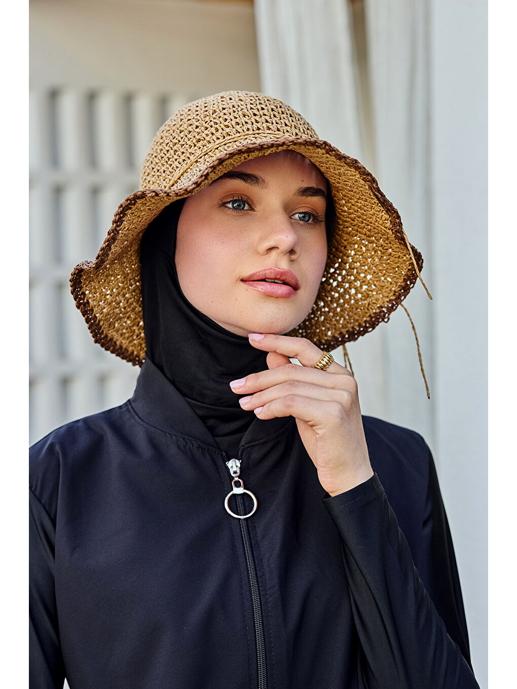 Kahverengi Çiçek Detaylı El Örgü Hasır Şapka RŞ-84 Camel-1