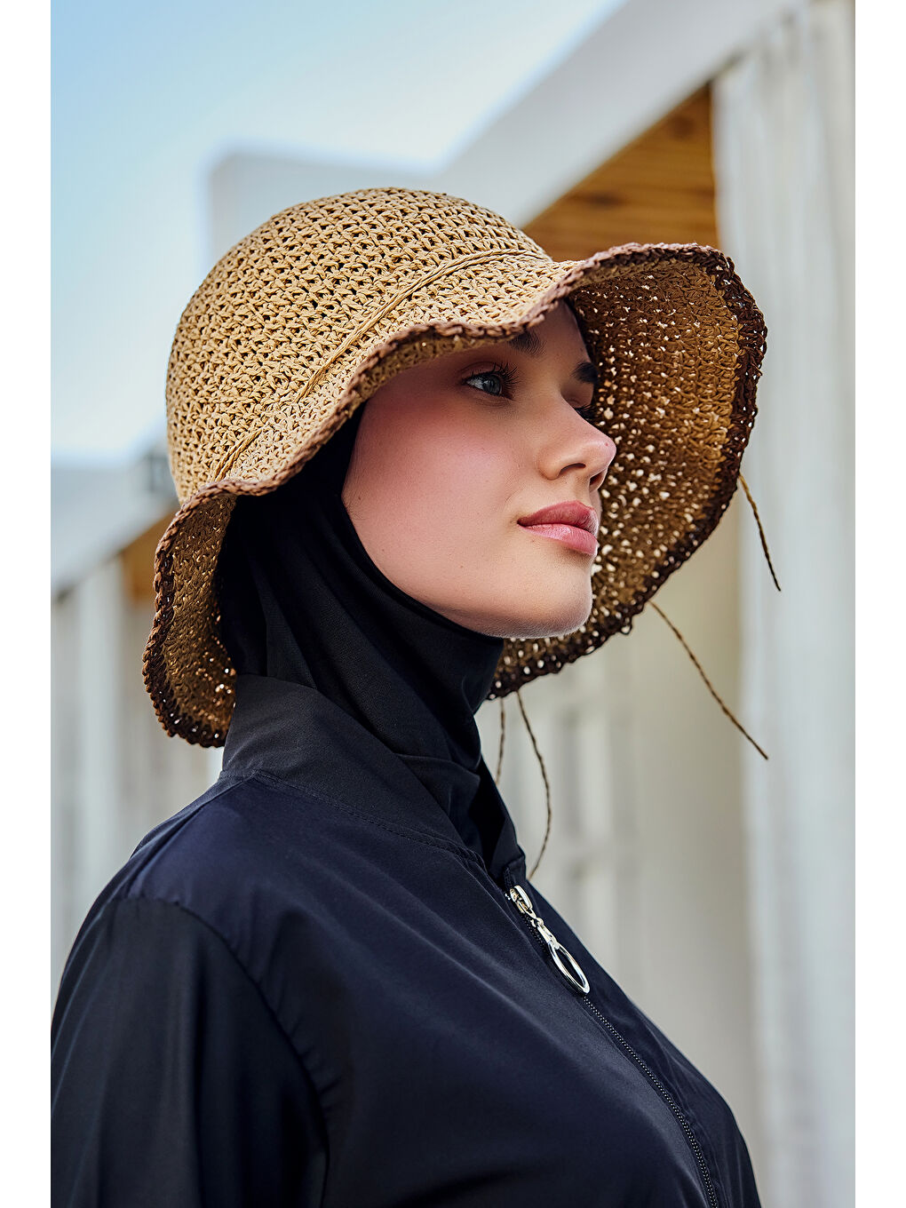 Kahverengi Çiçek Detaylı El Örgü Hasır Şapka RŞ-84 Camel-2