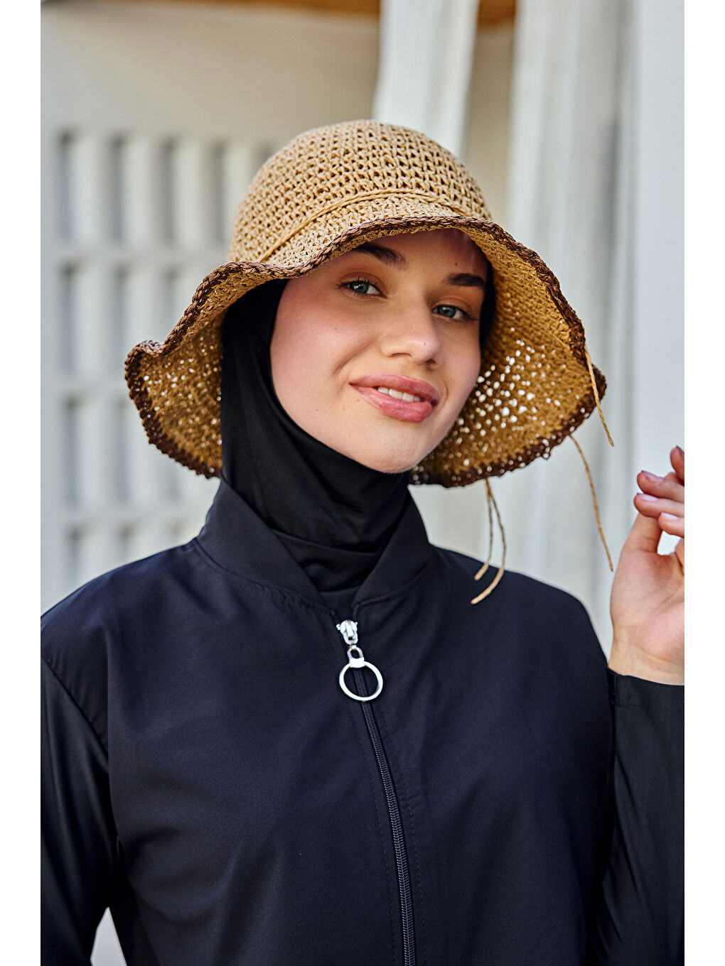 Kahverengi Çiçek Detaylı El Örgü Hasır Şapka RŞ-84 Camel-3