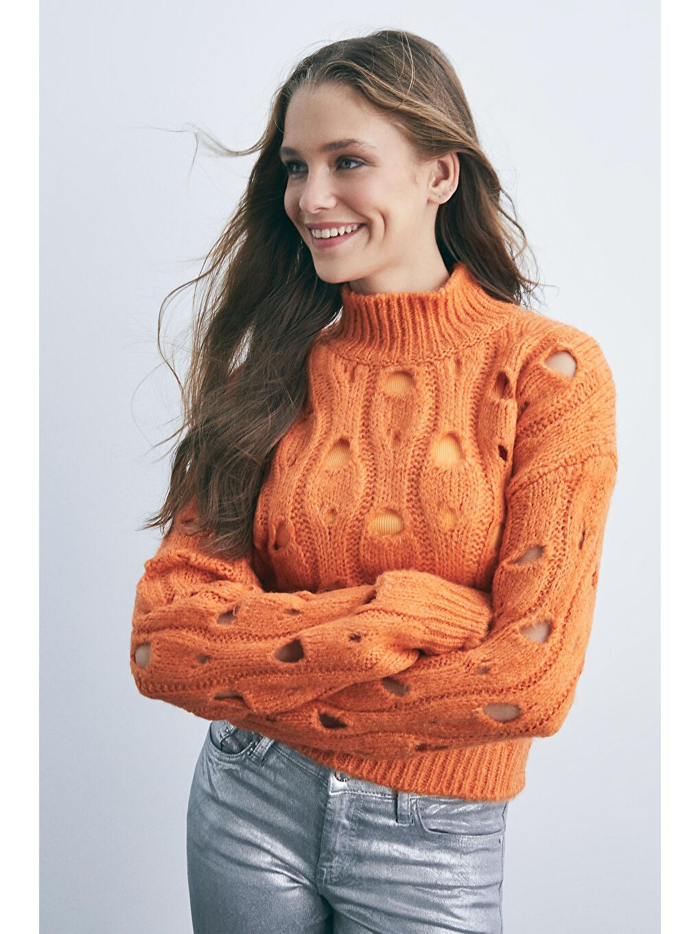 Turuncu Oranj Dik Yakali Delik Jakar Detaylı Kazak