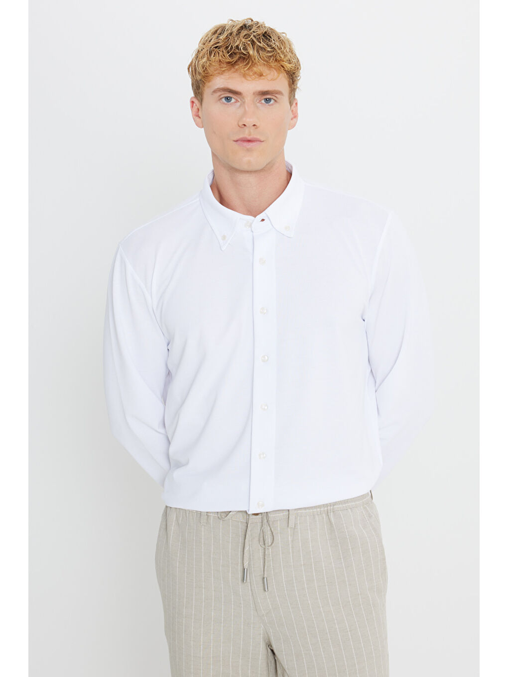 Erkek Beyaz Pamuklu Tailored Slim Fit Dar Kesim Düğmeli Yaka Örme Gömlek