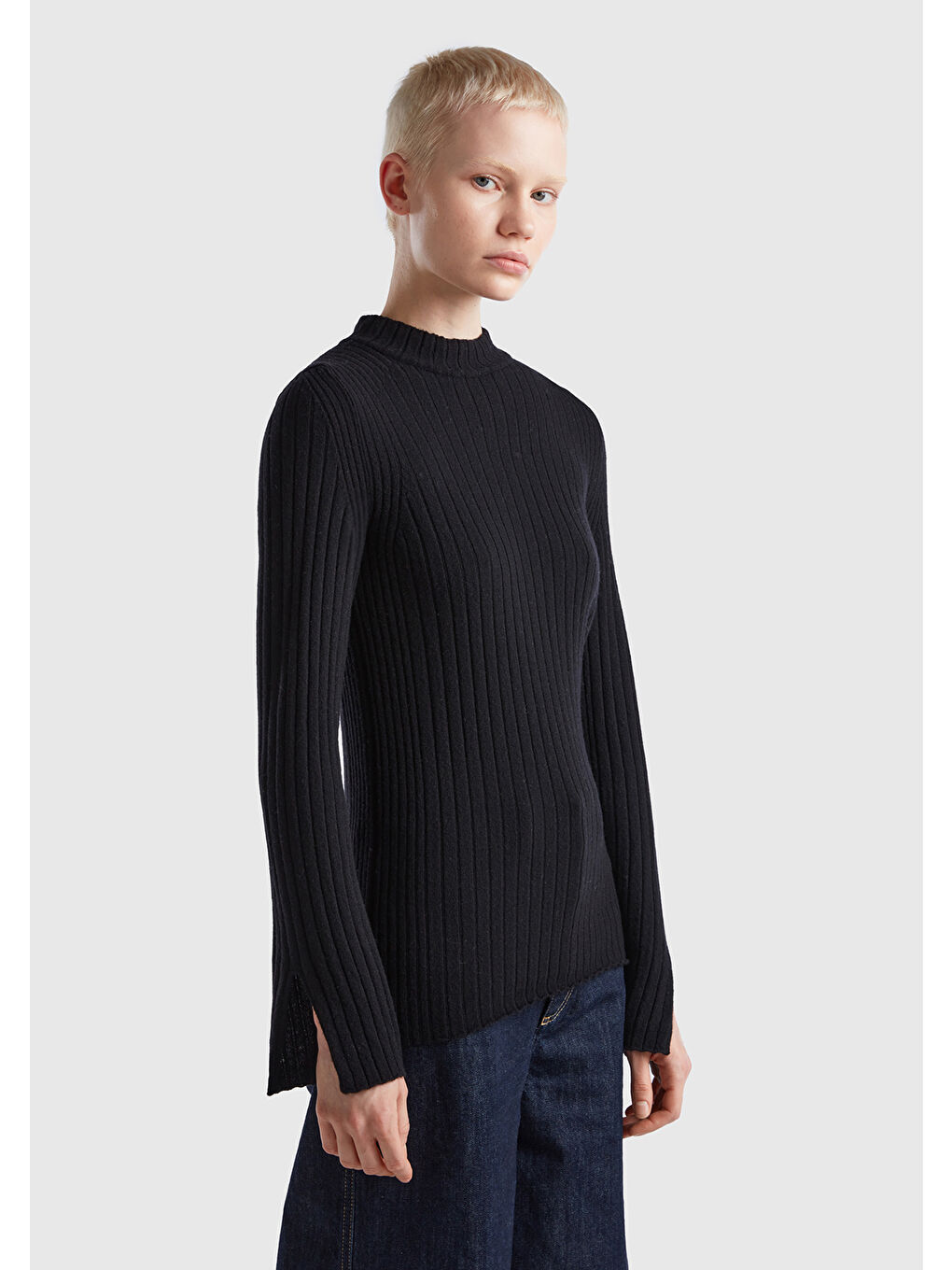 Kadın Siyah Yün Karışımlı Kol Ucu Yırtmaçlı Yarım Balıkçı Kazak-1