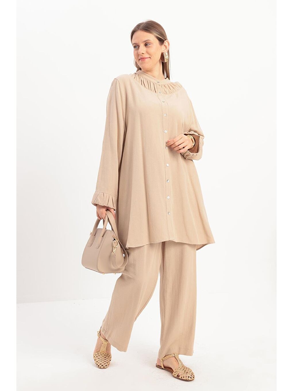 Bej-Büzgü Detaylı Büyük Beden Keten Pantolonlu Takım