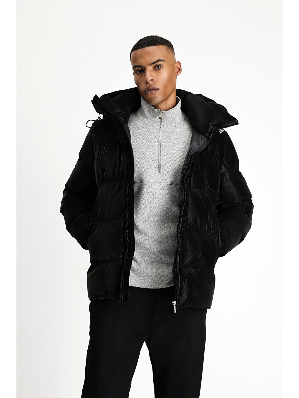 Siyah Kapüşonlu Şişme Deri Görünümlü Mont