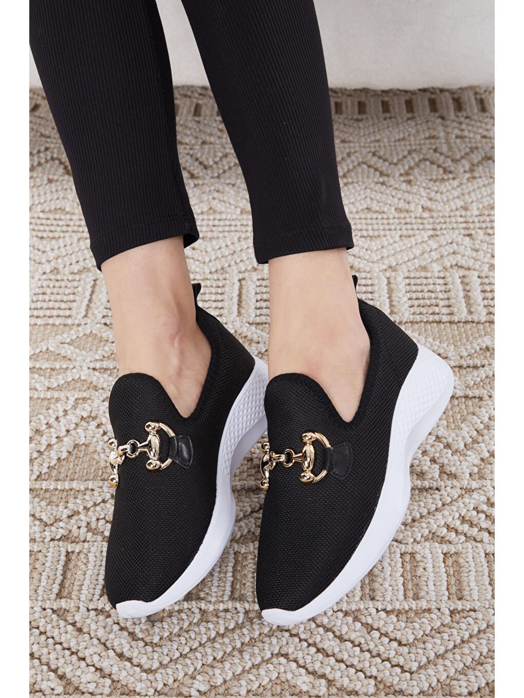 Kadın Siyah Beyaz Tokalı File Spor Ayakkabı - 27093-1