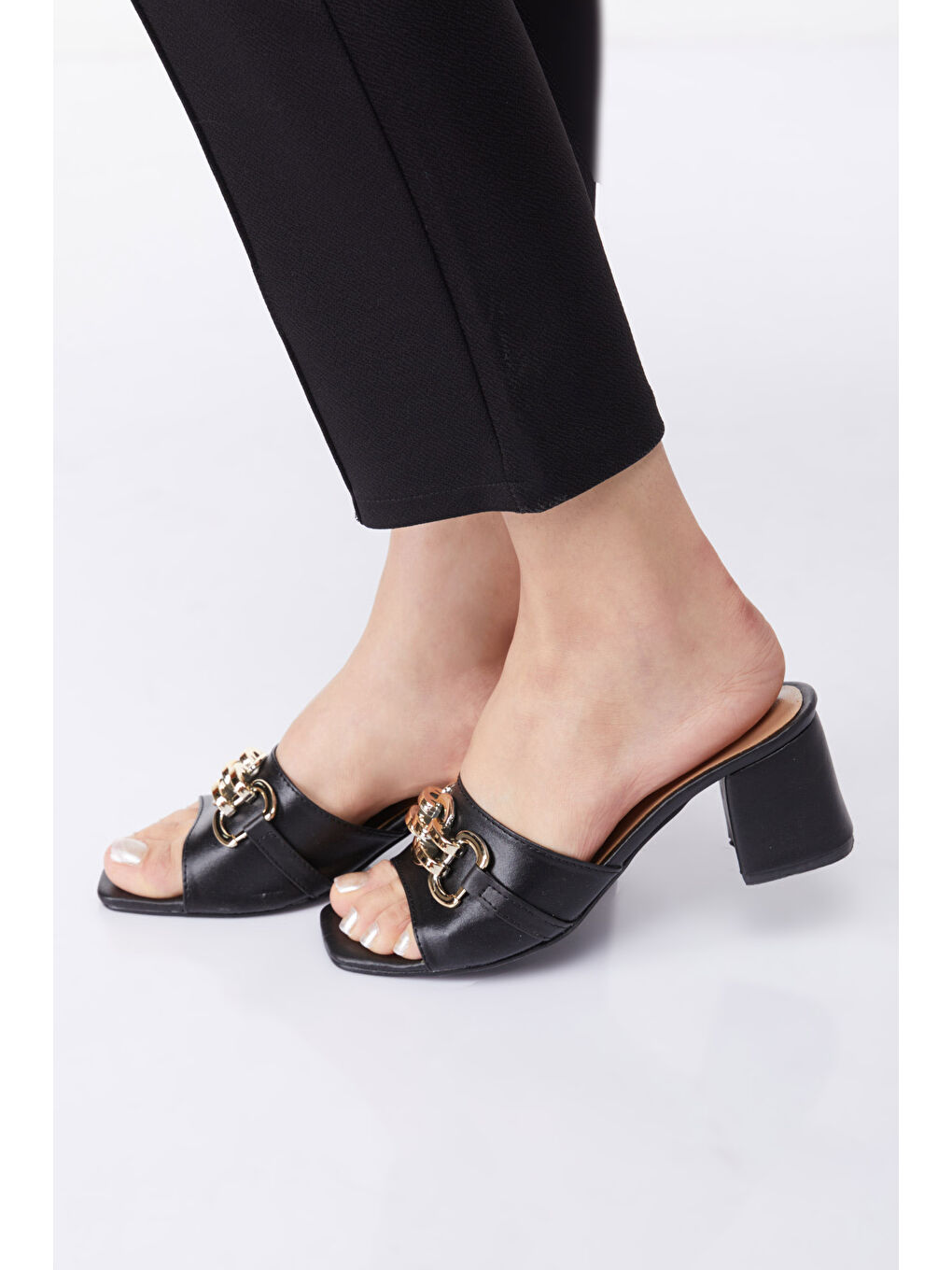 Kadın Siyah Zincir Tokalı Topuklu Terlik - 27152-1