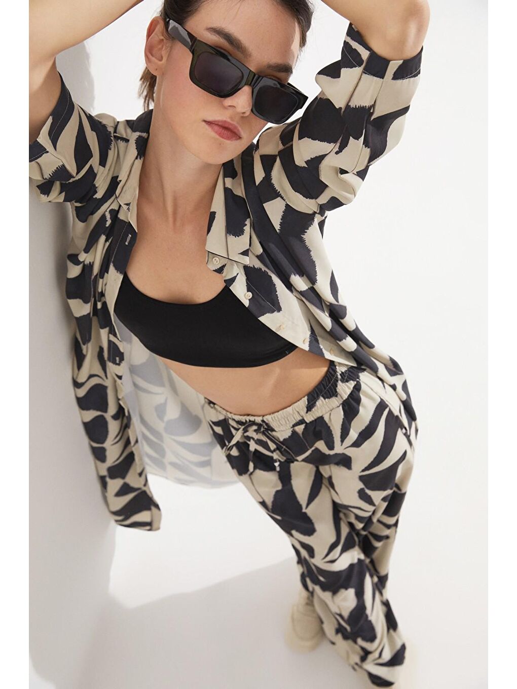 Siyah Kadın Exclusive Beli Lastikli Wide Leg/Geniş Paça Desenli Dokuma Pantolon