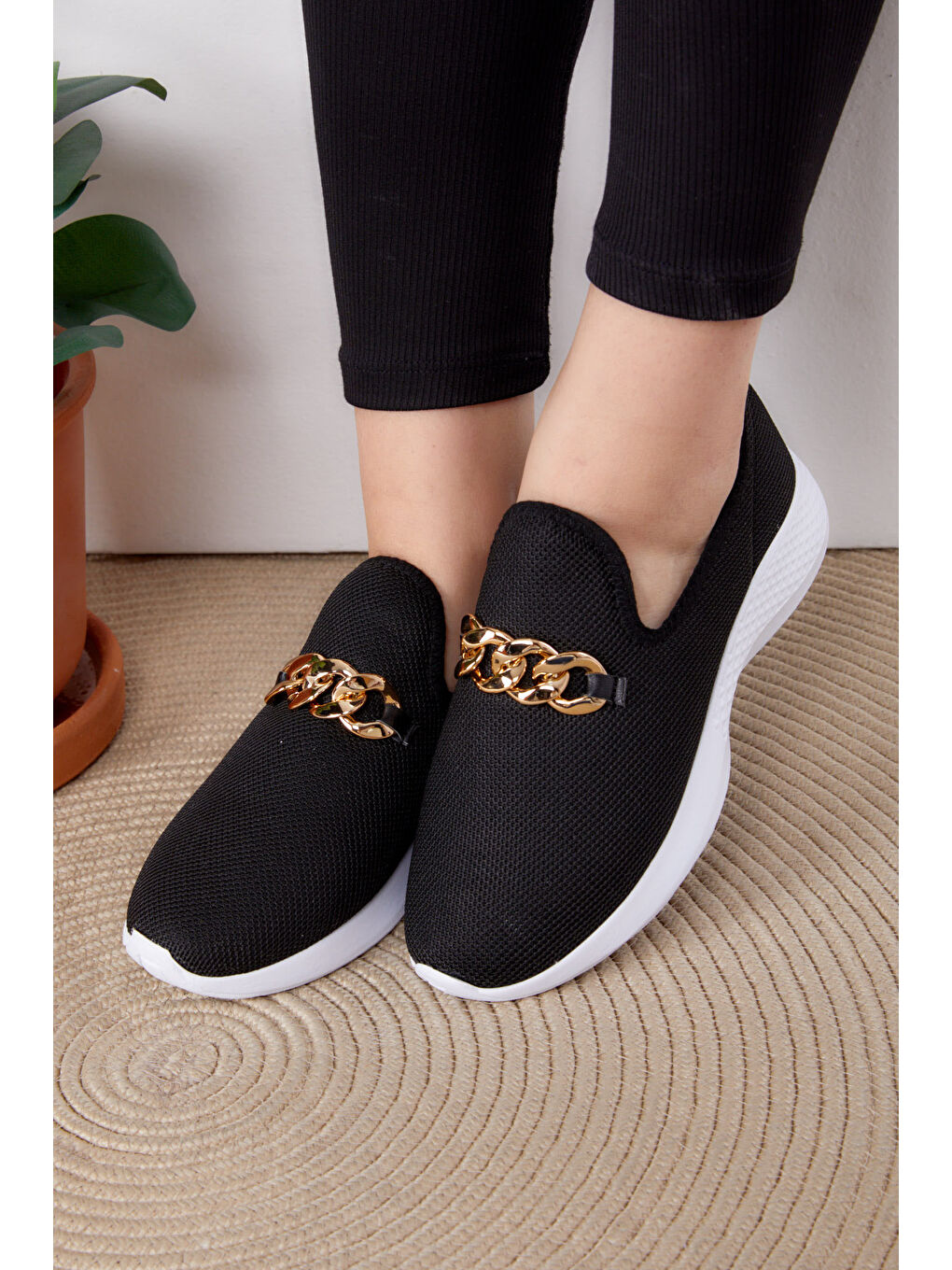 Kadın Siyah Beyaz Zincir Tokalı Spor Ayakkabı - 27069