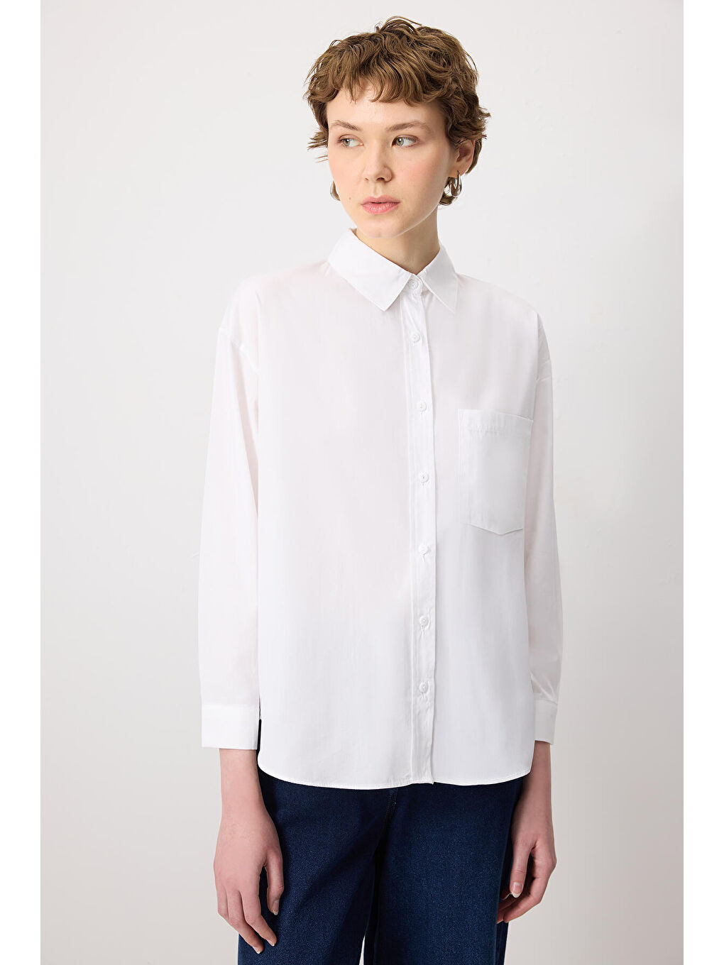Beyaz Tek Cepli Oversıze Gömlek-1