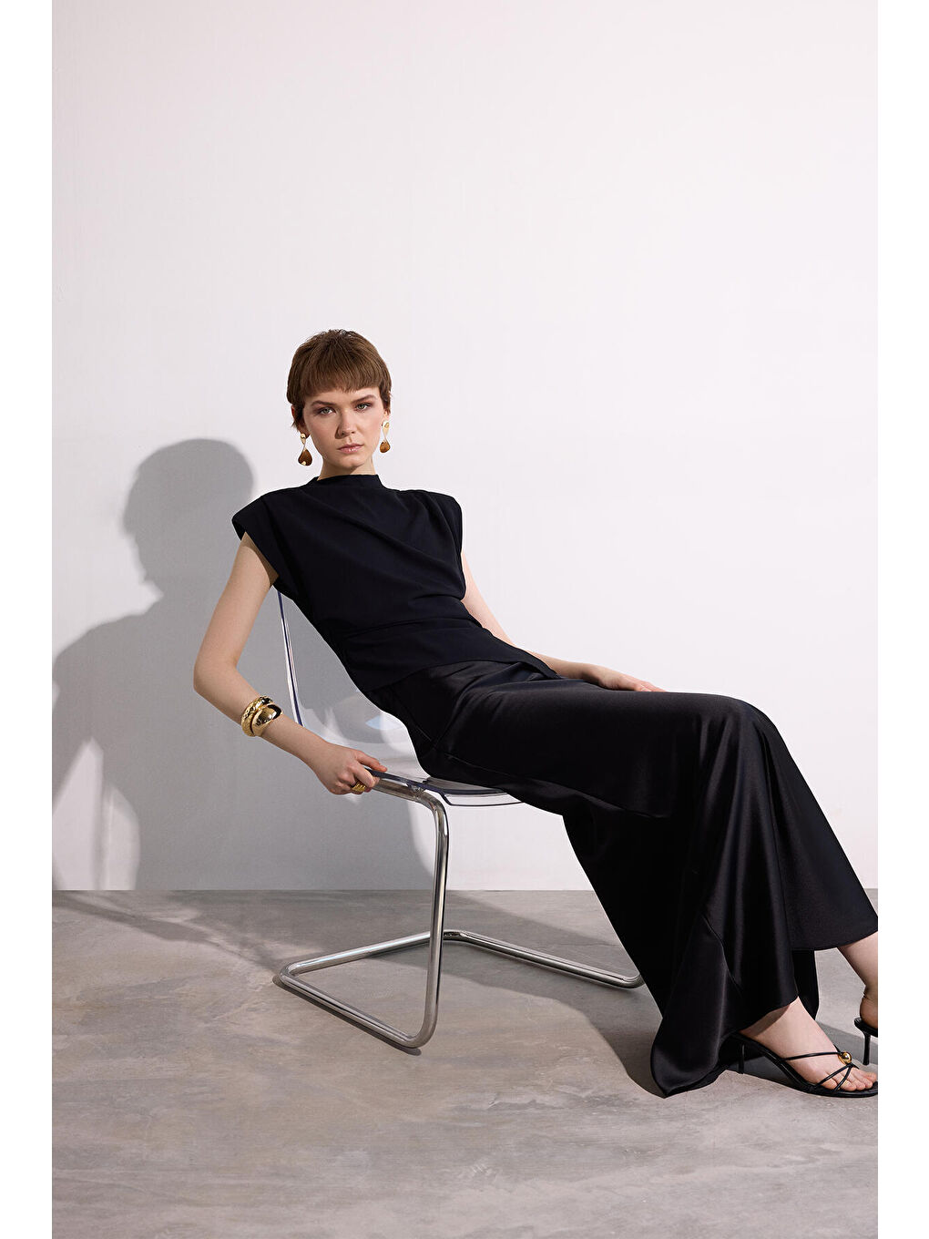 Siyah Omuz Pile Detaylı Bluz-4