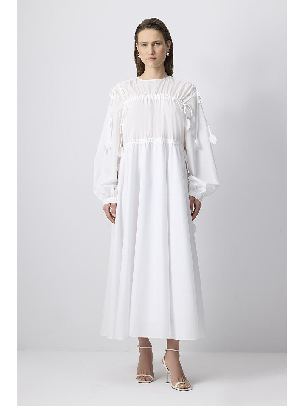 Beyaz Yaprak Detaylı Biyeli Elbise