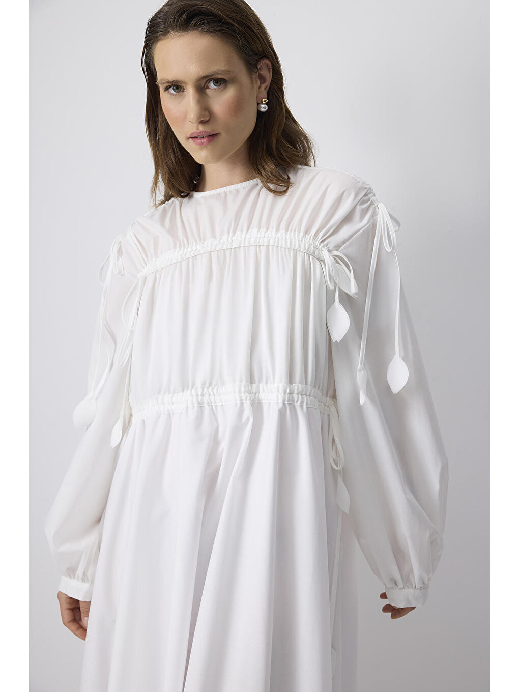 Beyaz Yaprak Detaylı Biyeli Elbise-1