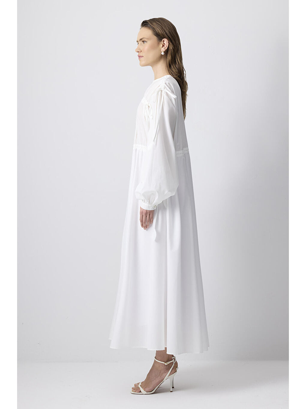 Beyaz Yaprak Detaylı Biyeli Elbise-2