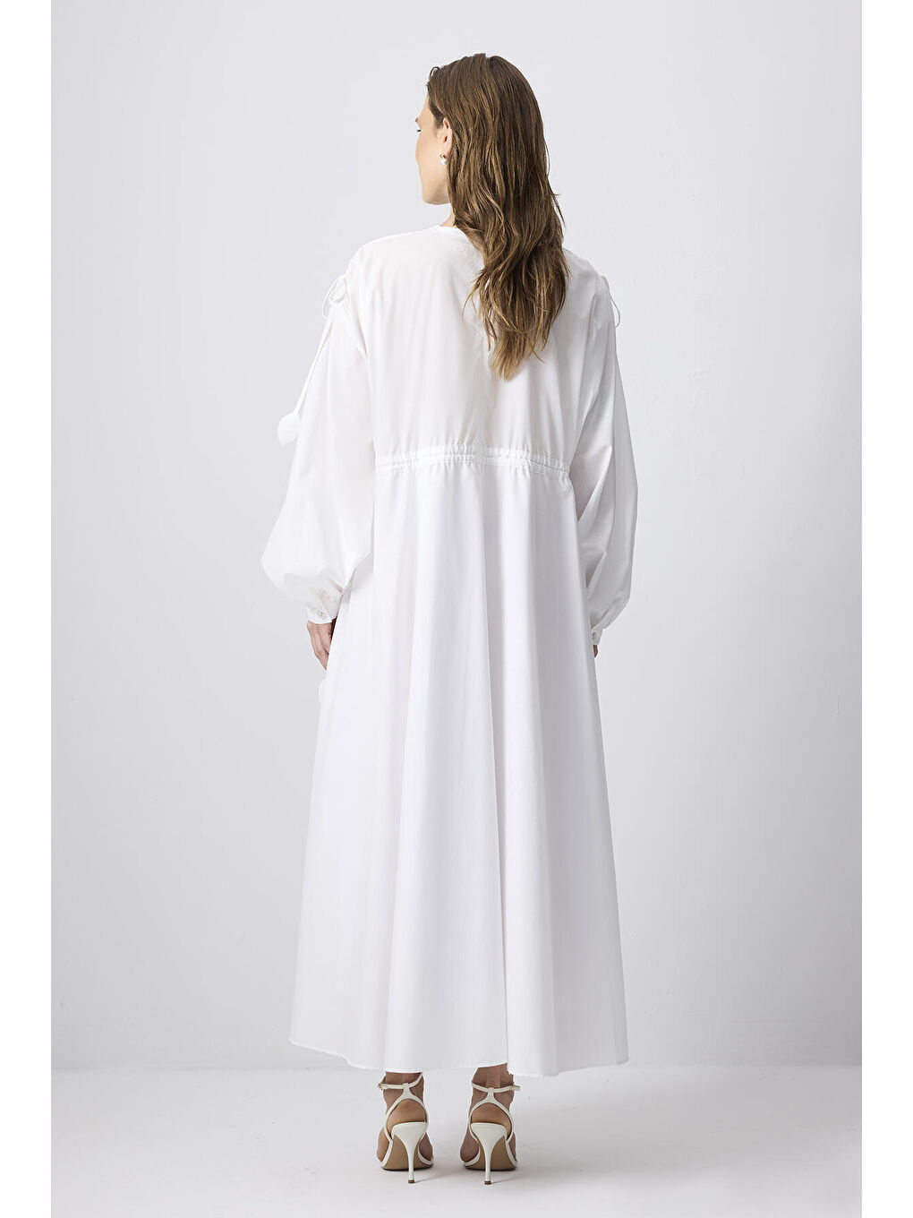 Beyaz Yaprak Detaylı Biyeli Elbise-3