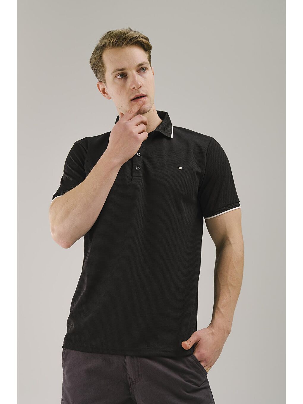 Siyah Kol ve Yakası Şeritli Waffle Desen Erkek Bisiklet Yaka Tişört-1