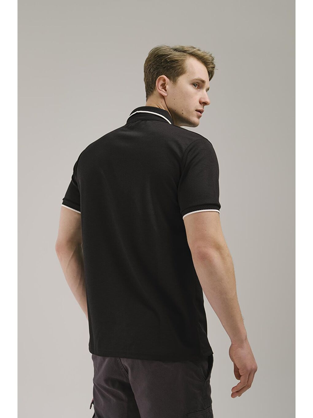 Siyah Kol ve Yakası Şeritli Waffle Desen Erkek Bisiklet Yaka Tişört-2