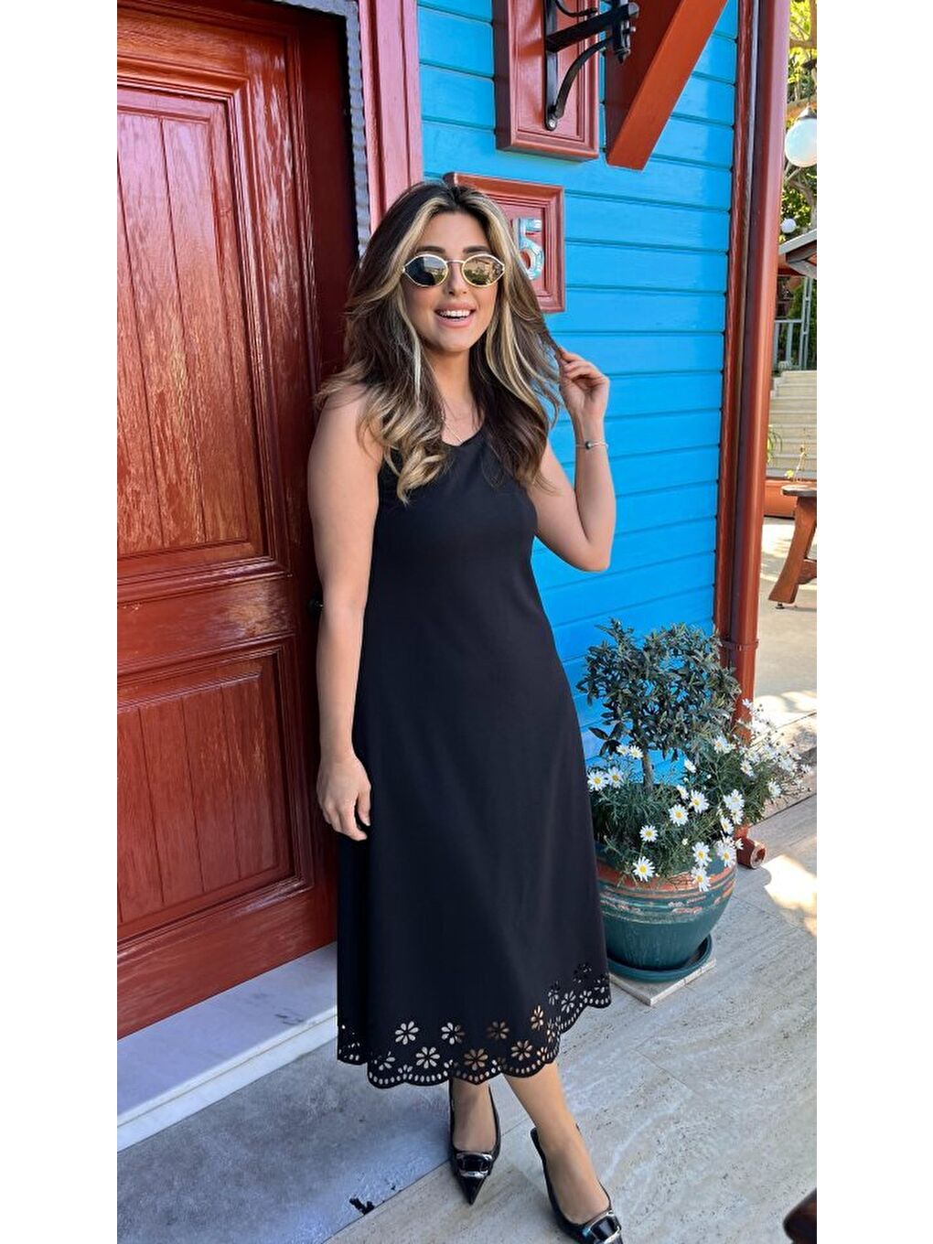 Siyah Kadın Kolsuz Etek Ucu Lazer Kesim çiçek Desenli Midi Boy Janjan Krep Elbise-2