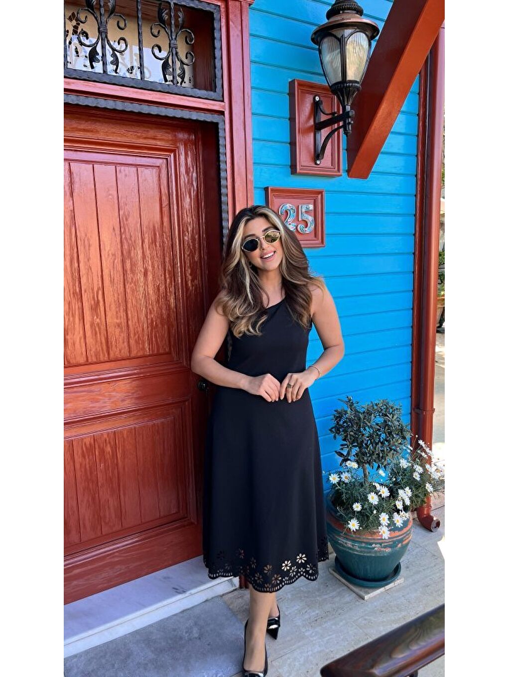 Siyah Kadın Kolsuz Etek Ucu Lazer Kesim çiçek Desenli Midi Boy Janjan Krep Elbise-3