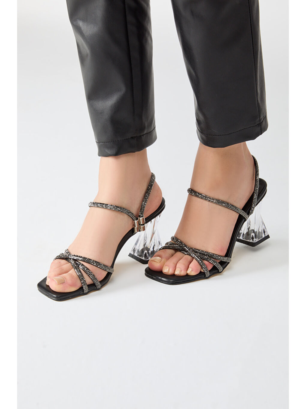 Kadın Siyah Çapraz Detaylı Topuklu Ayakkabı - 27149-1