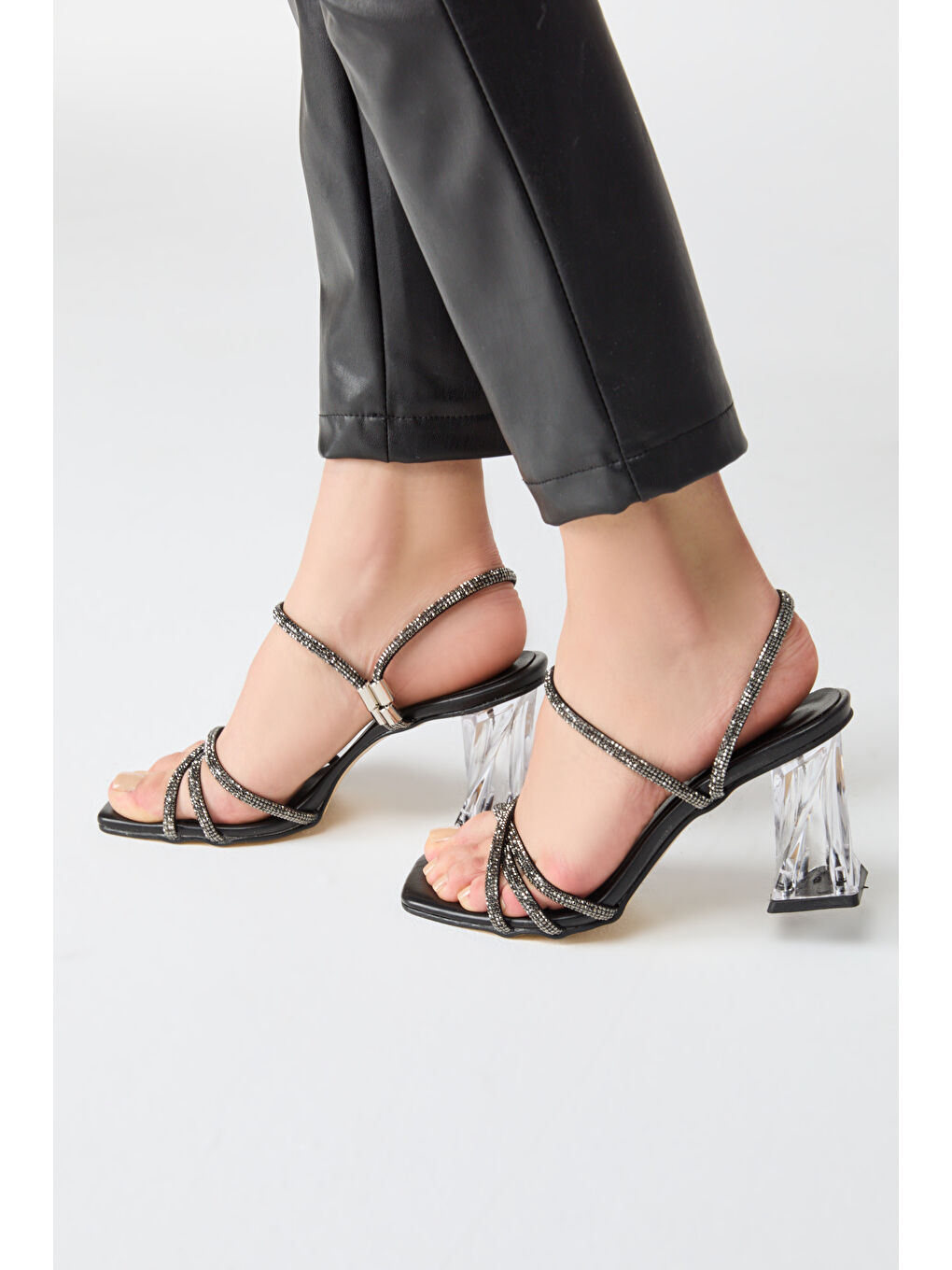 Kadın Siyah Çapraz Detaylı Topuklu Ayakkabı - 27149-2