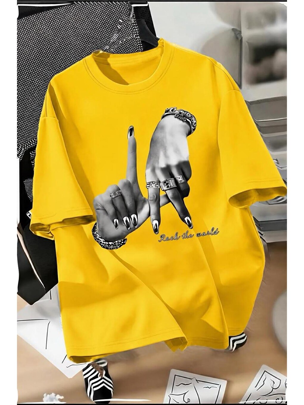 Sarı La El İşareti Ön Baskılı Sokak Modası Unisex T-shirt