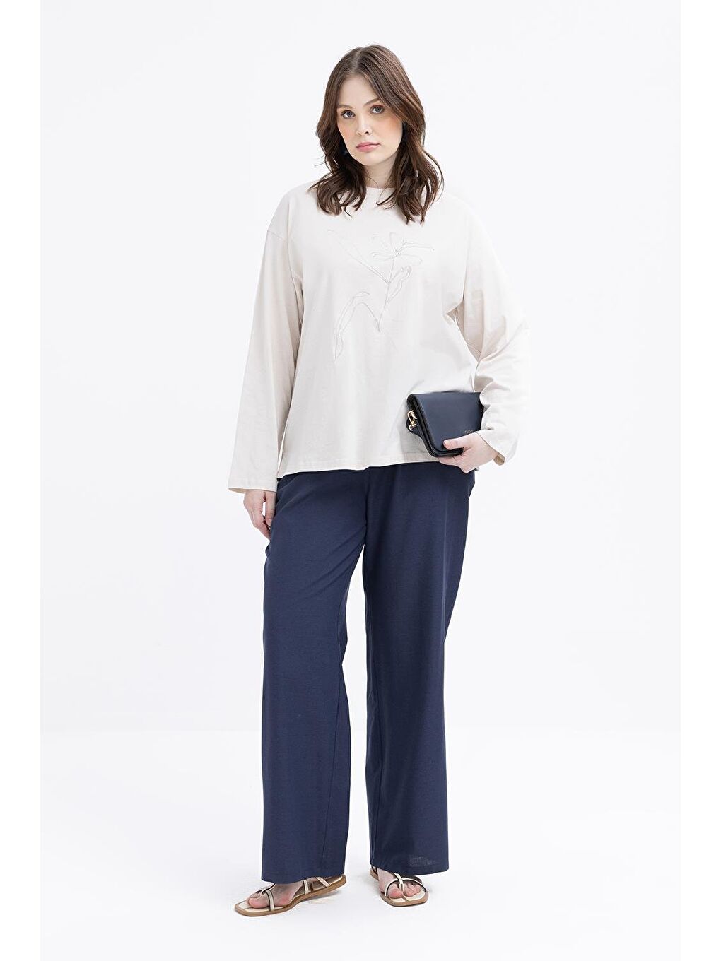 Bej-Çiçek Nakışlı Uzun Kollu Büyük Beden T-Shirt-1