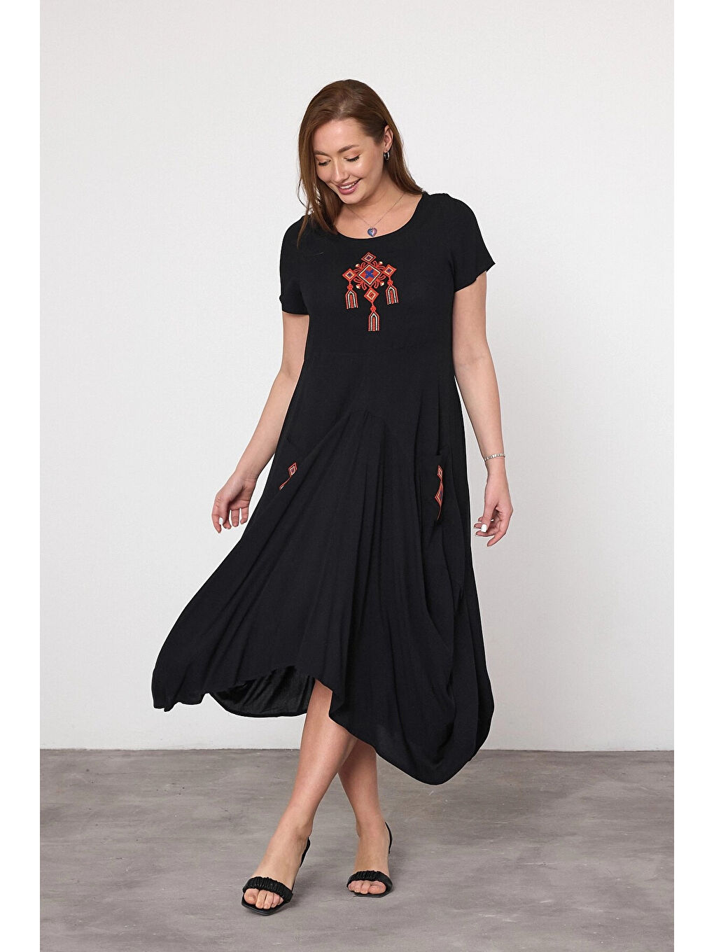 Kadın Siyah Nakış Detaylı Cepli Şalvar Elbise HZL25S-VM10361-2