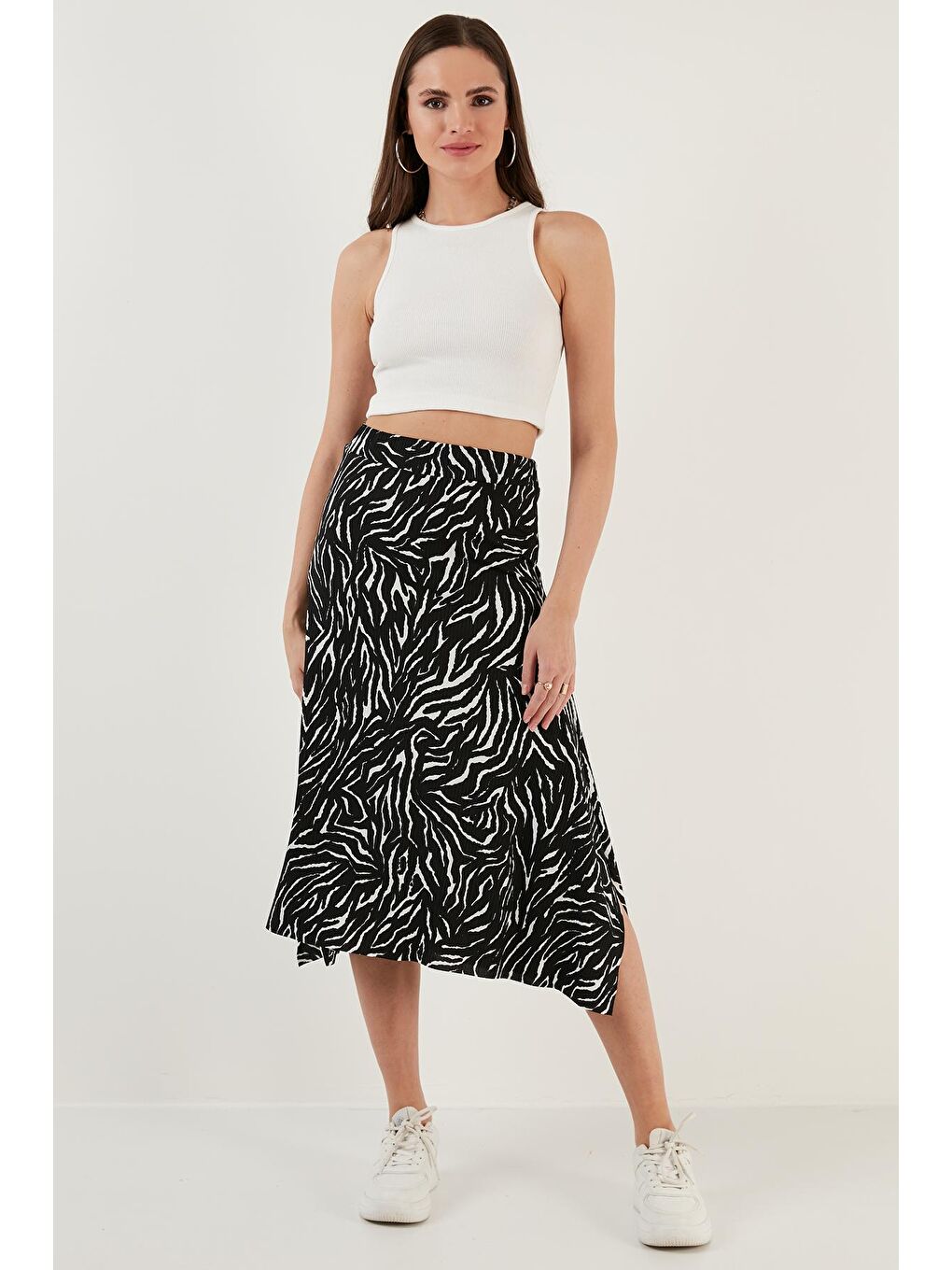Siyah Desenli Volanlı Midi Boy Yırtmaçlı Etek 5864073