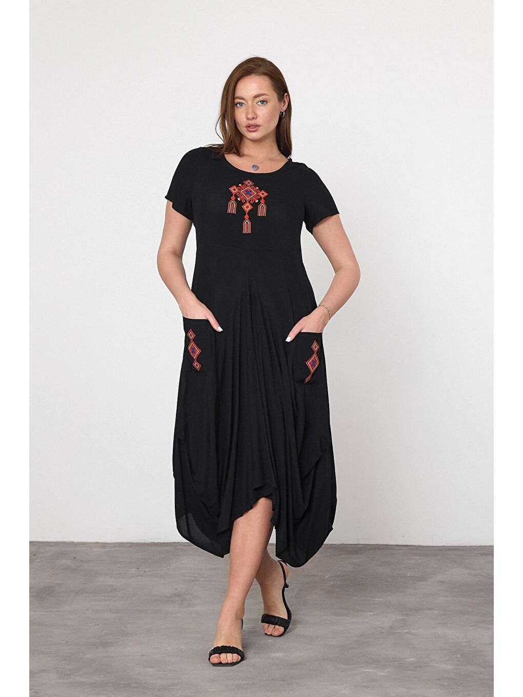 Kadın Siyah Nakış Detaylı Cepli Şalvar Elbise HZL25S-VM10361-3