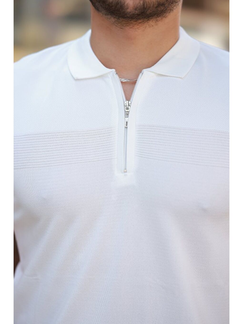 Beyaz Erkek Göğüs Pirinç Desenli Fermuar Yakalı Kısa Kollu Tişört-2