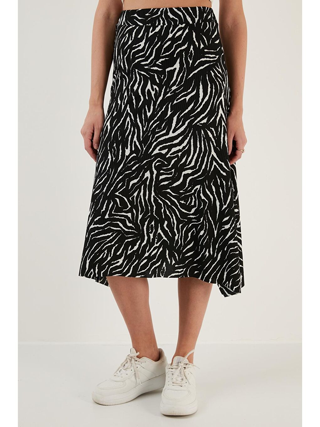 Siyah Desenli Volanlı Midi Boy Yırtmaçlı Etek 5864073-1