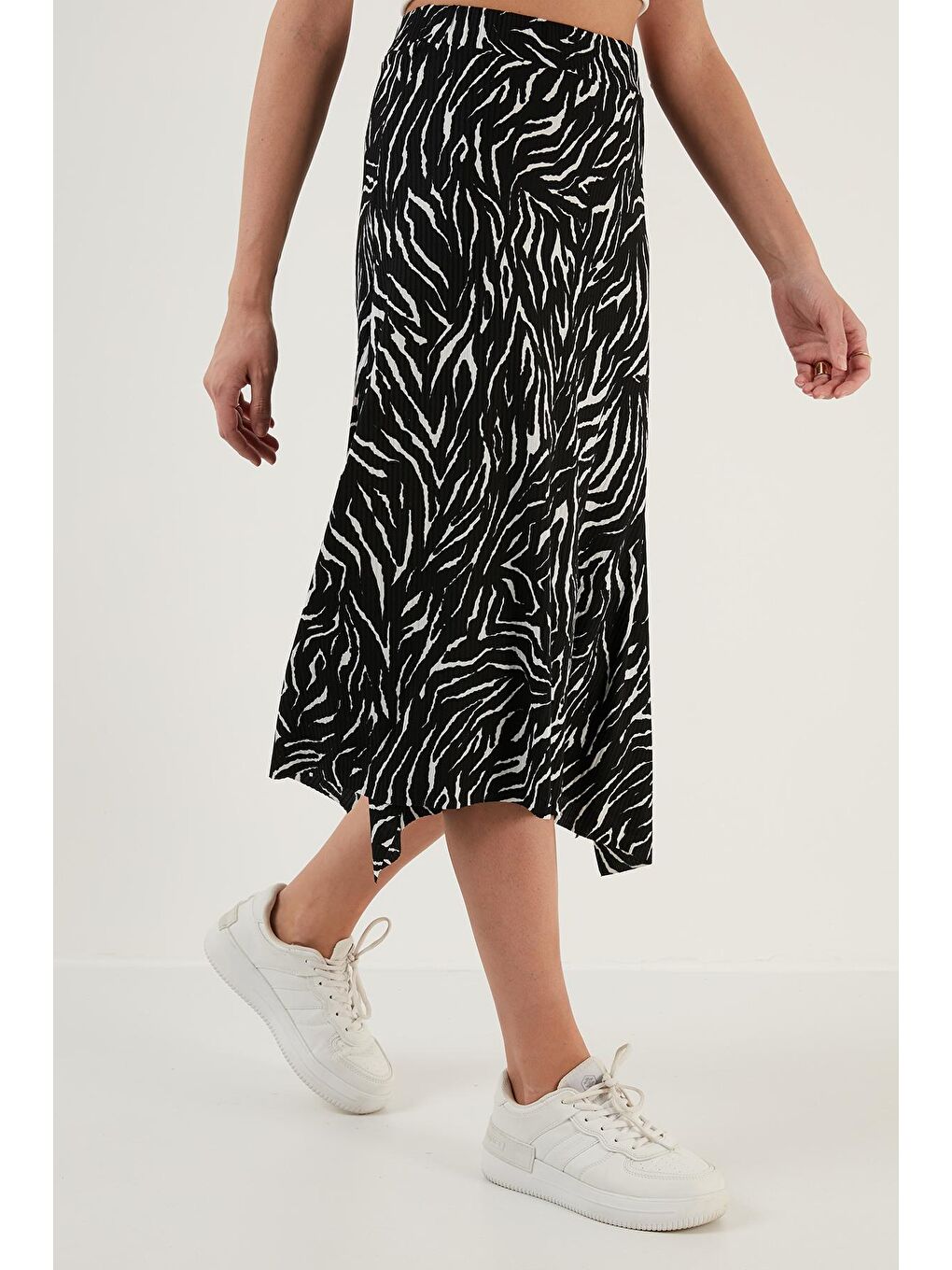 Siyah Desenli Volanlı Midi Boy Yırtmaçlı Etek 5864073-2